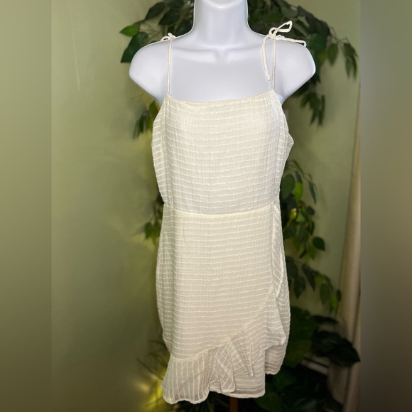 DAO CHLOE DAO Boutique Mini Dress Cream in Color with Ruffle in Front Size Med - Picture 1 of 6
